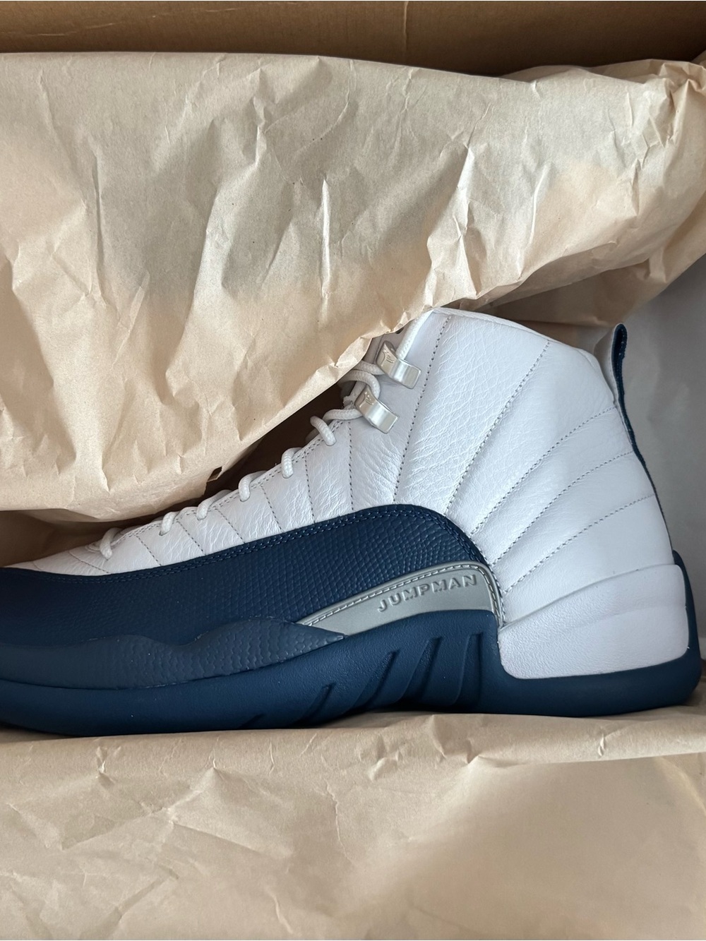 Jordan Menβs High-Top Sneakers in White & Navy